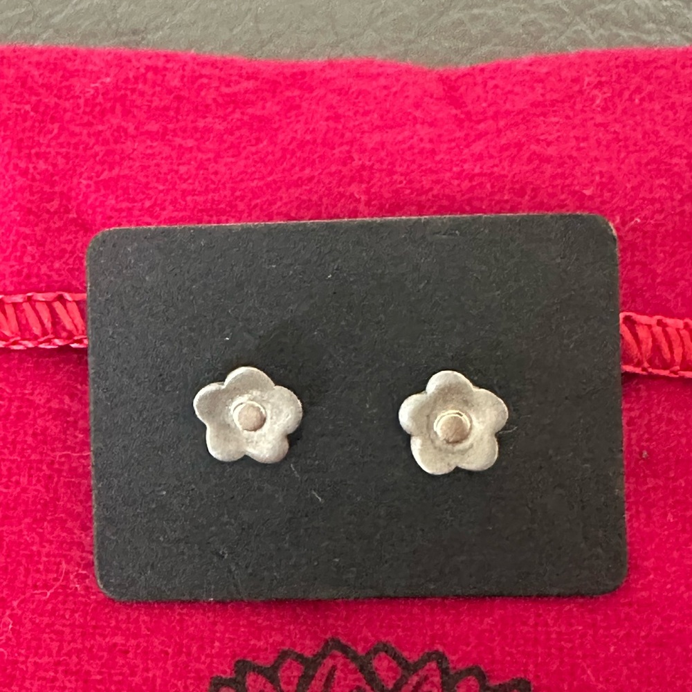 Me & Ro Sterling Silver Gorgeous Flower Stud Earrings - Picture 2 of 3